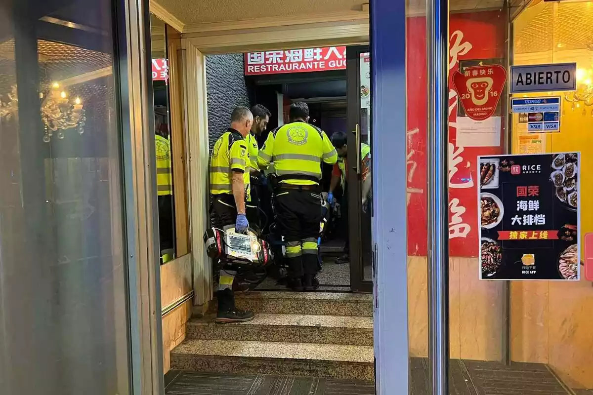 Emergencias Madrid sacando a una víctima de un tiroteo de un local