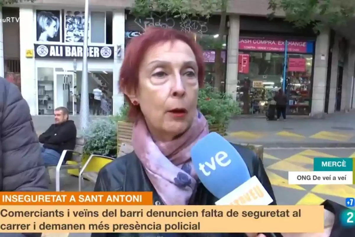 Una mujer es entrevistada en la calle por un canal de televisión sobre la inseguridad en el barrio de Sant Antoni.