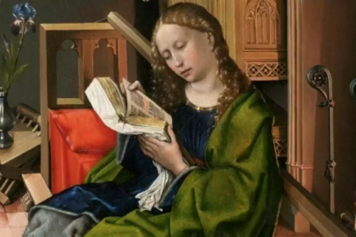 Una mujer con cabello rizado y vestido verde lee un libro en un entorno interior con detalles arquitectónicos y una flor en un jarrón.