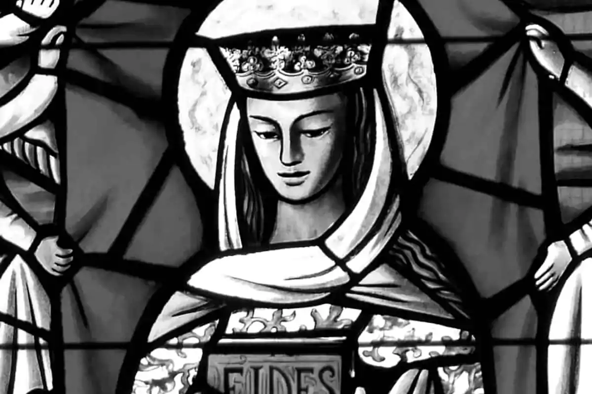 Vidriera en blanco y negro que muestra a una figura femenina con corona y halo, sosteniendo un libro con la palabra Vidriera en blanco y negro que muestra a una figura femenina con corona y halo, sosteniendo un libro con la palabra
