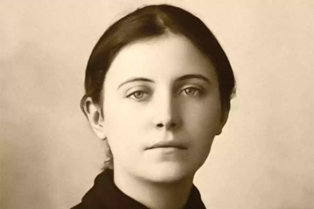 Retrato en blanco y negro de una mujer joven con el cabello oscuro recogido y expresión serena. Retrato en blanco y negro de una mujer joven con el cabello oscuro recogido y expresión serena.