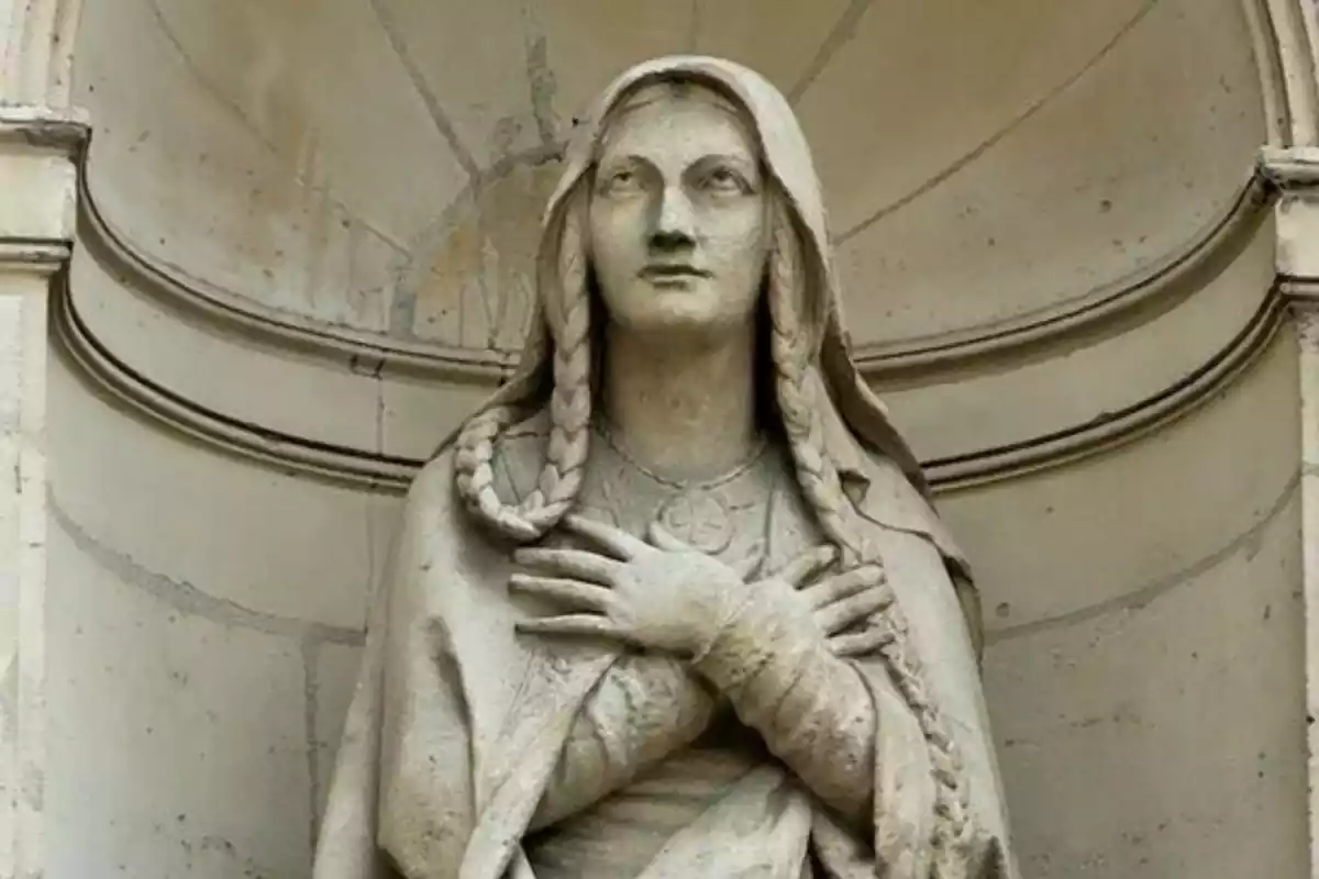 Primer plano de escultura de santa Genoveva