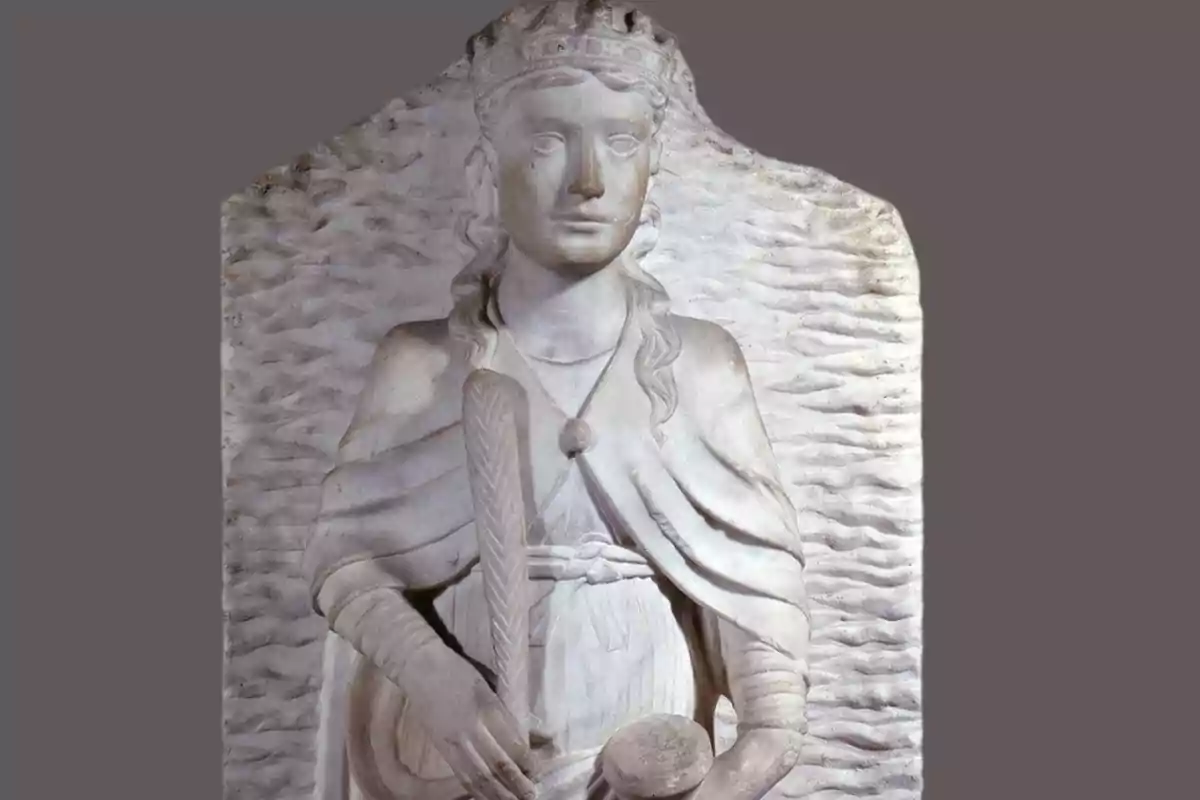 Una escultura de mármol de una figura femenina con una corona y una palma en la mano. Una escultura de mármol de una figura femenina con una corona y una palma en la mano.
