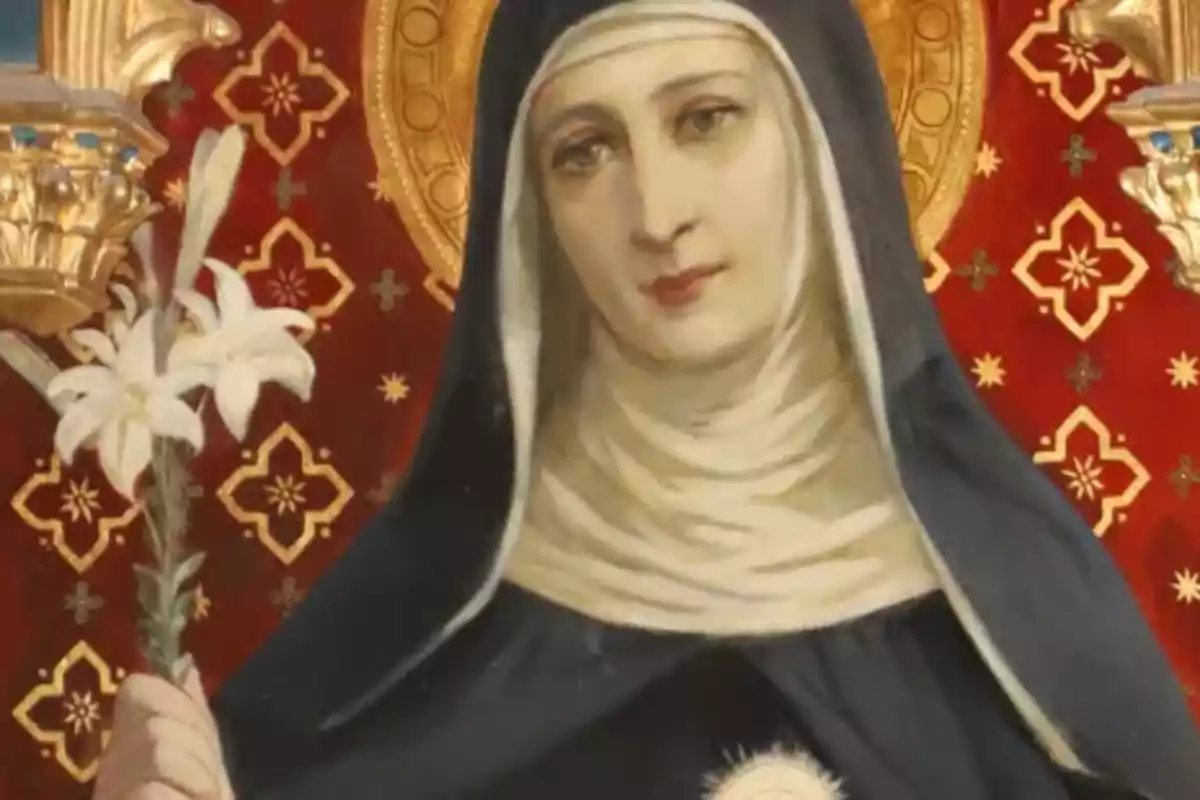 Mujer vestida con hábito religioso sosteniendo lirios blancos sobre un fondo decorativo rojo y dorado Mujer vestida con hábito religioso sosteniendo lirios blancos sobre un fondo decorativo rojo y dorado
