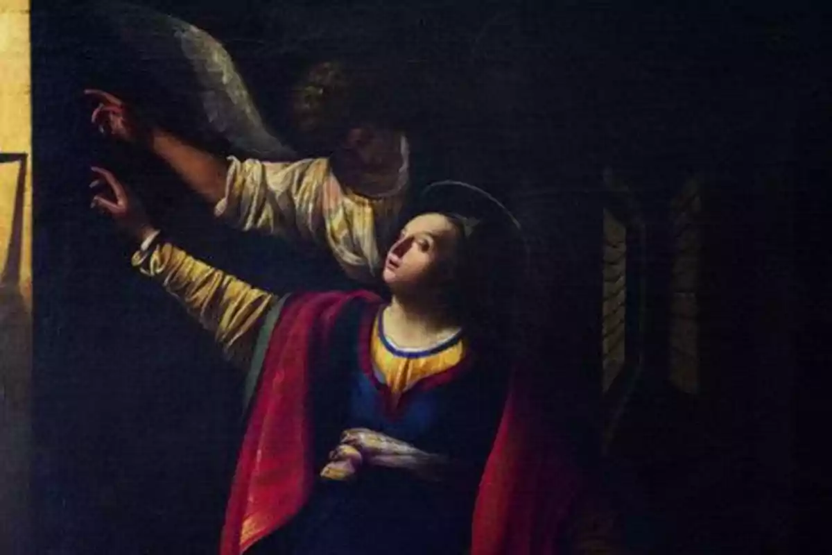Una figura femenina con manto rojo y azul mira hacia arriba mientras un ángel señala hacia la luz en un entorno oscuro. Una figura femenina con manto rojo y azul mira hacia arriba mientras un ángel señala hacia la luz en un entorno oscuro.