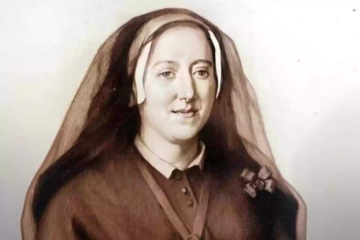 Retrato de una mujer con velo oscuro y vestimenta religiosa, mirando al frente y sonriendo levemente