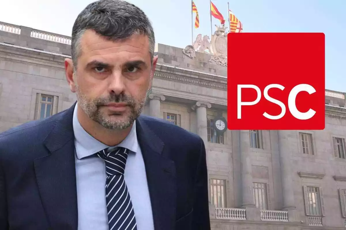 Plano medio de Santi Vila con una foto de la fachada del ayuntamiento de Barcelona de fondo y el logo del PSC