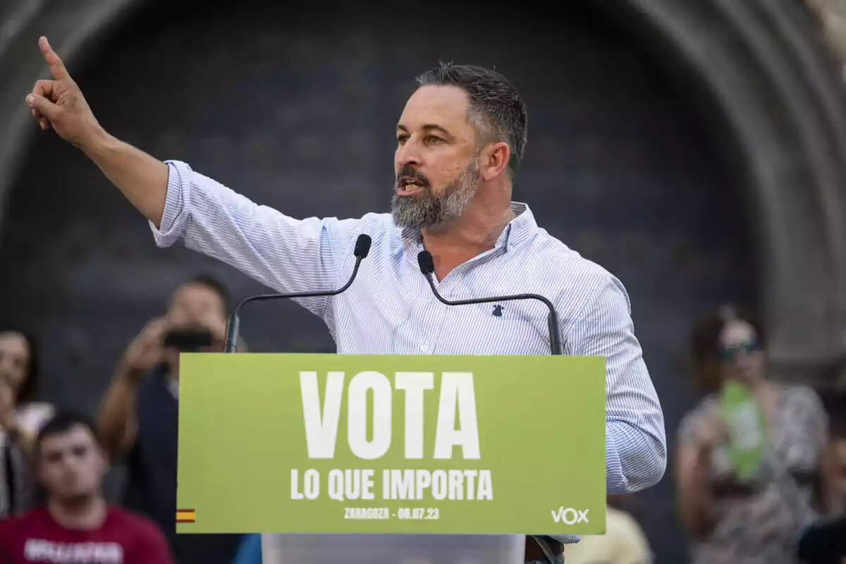 El líder de Vox y candidato a presidir el Gobierno, Santiago Abascal, interviene durante un acto de campaña electoral, en la Plaza de la Justicia de Zaragoza