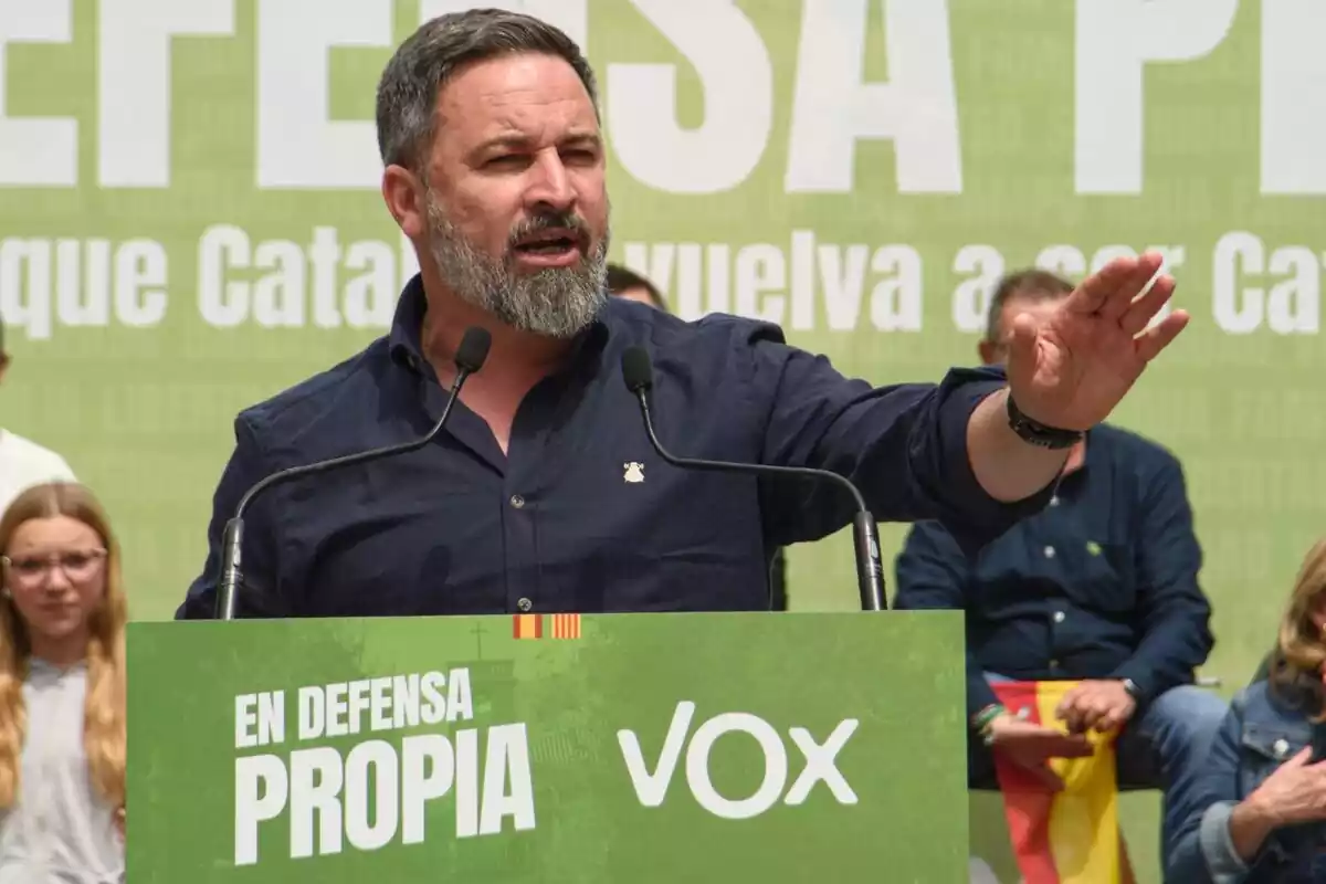 El presidente de VOX, Santiago Abascal, interviene durante un acto de campaña de VOX, en la plaza Llibertat, a 4 de mayo de 2024, en Salt, Girona, Catalunya (España)