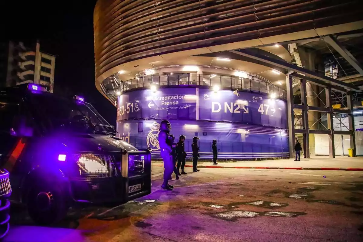 Agentes de Policía rodeando el Estadio Santiago Bernabéu