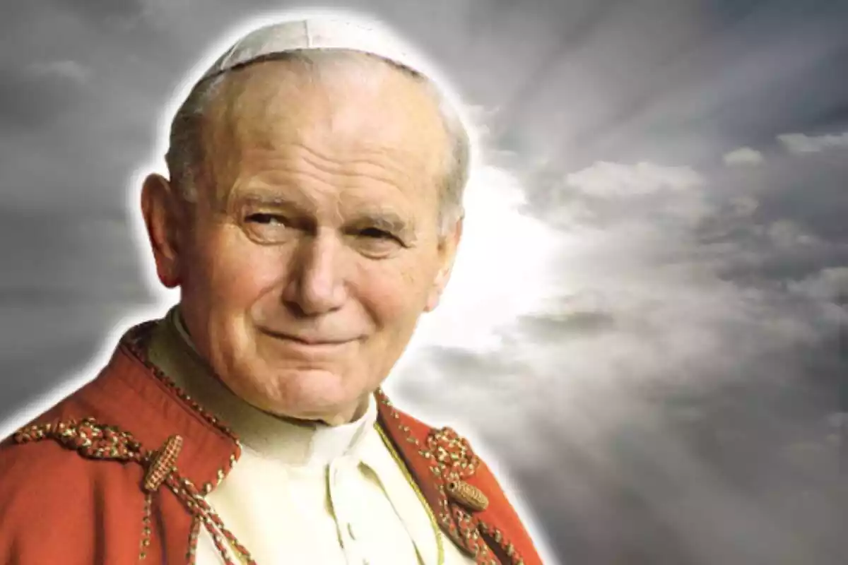 Montaje con una imagen de fondo de un cielo iluminado con nubes y otra imagen de Juan Pablo II