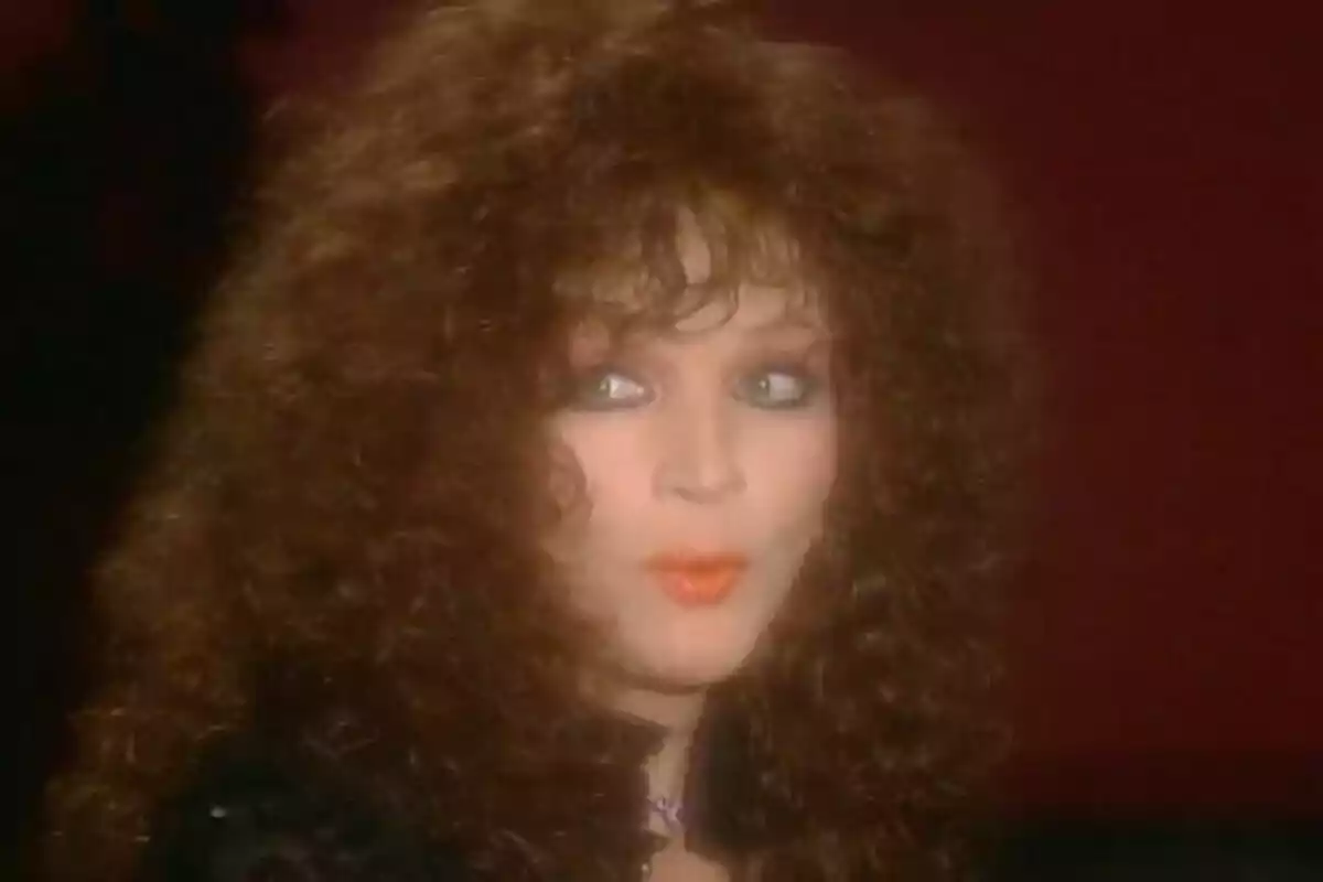 Sara Montiel con cabello rizado y expresión sorprendida en un fondo oscuro. Fragmento de la serie documental 'Súper Sara'. Sara Montiel con cabello rizado y expresión sorprendida en un fondo oscuro. Fragmento de la serie documental 'Súper Sara'.