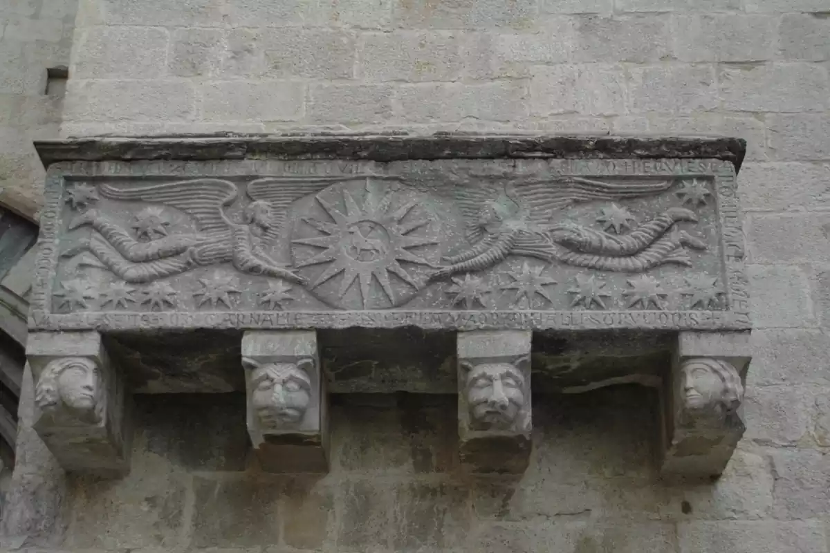 Sepulcro donde están enterrados Arnaldeta---esposa de Strucc--- y su padre ( Girona capital) Sepulcro donde están enterrados Arnaldeta---esposa de Strucc--- y su padre ( Girona capital)