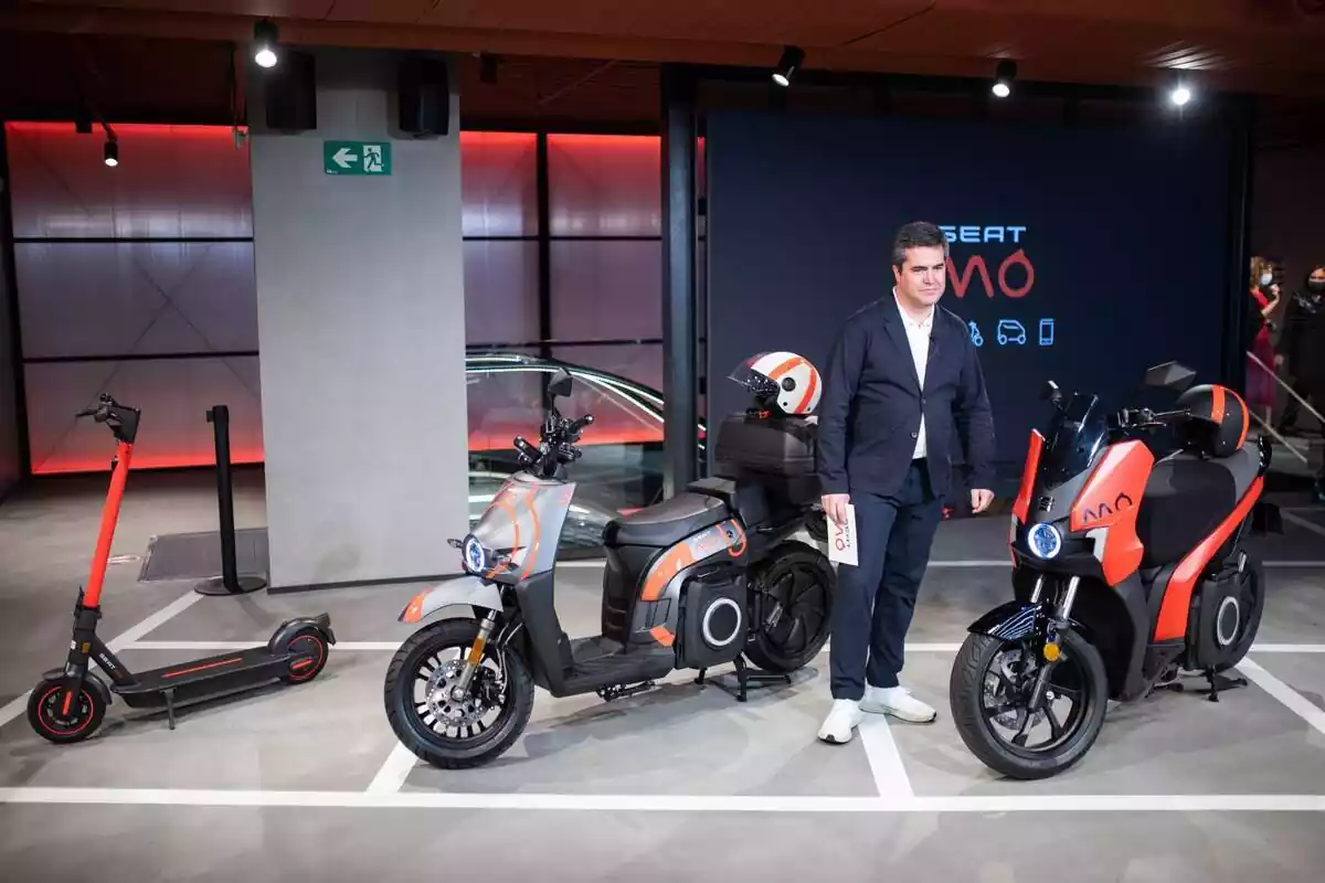 El responsable de Movilidad Urbana de Seat y director de la estrategia Seat Mó, Lucas Casasnovas, durante la inauguración institucional de Casa Seat en la que la empresa automovilística ha presentado sus últimas novedades de movilidad urbana, en Barcelona El responsable de Movilidad Urbana de Seat y director de la estrategia Seat Mó, Lucas Casasnovas, durante la inauguración institucional de Casa Seat en la que la empresa automovilística ha presentado sus últimas novedades de movilidad urbana, en Barcelona