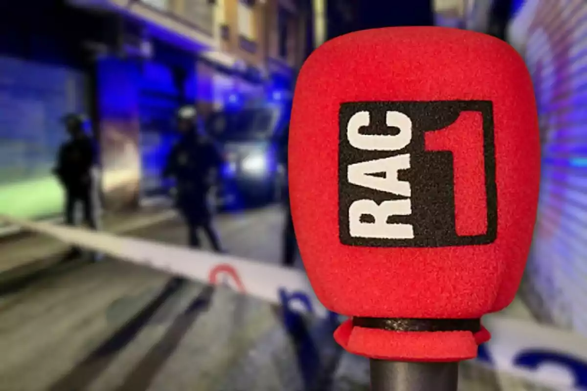 Micrófono rojo con el logo de RAC1 en primer plano, con una escena de policías y cinta de seguridad desenfocada en el fondo.