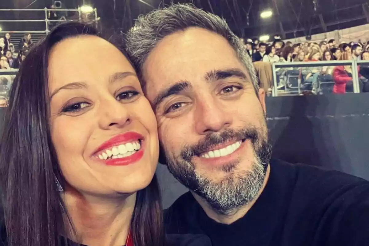 Selfie de la pareja formada por Roberto Leal y Sara Rubio, ambos sonriendo a la cámara en primer plano