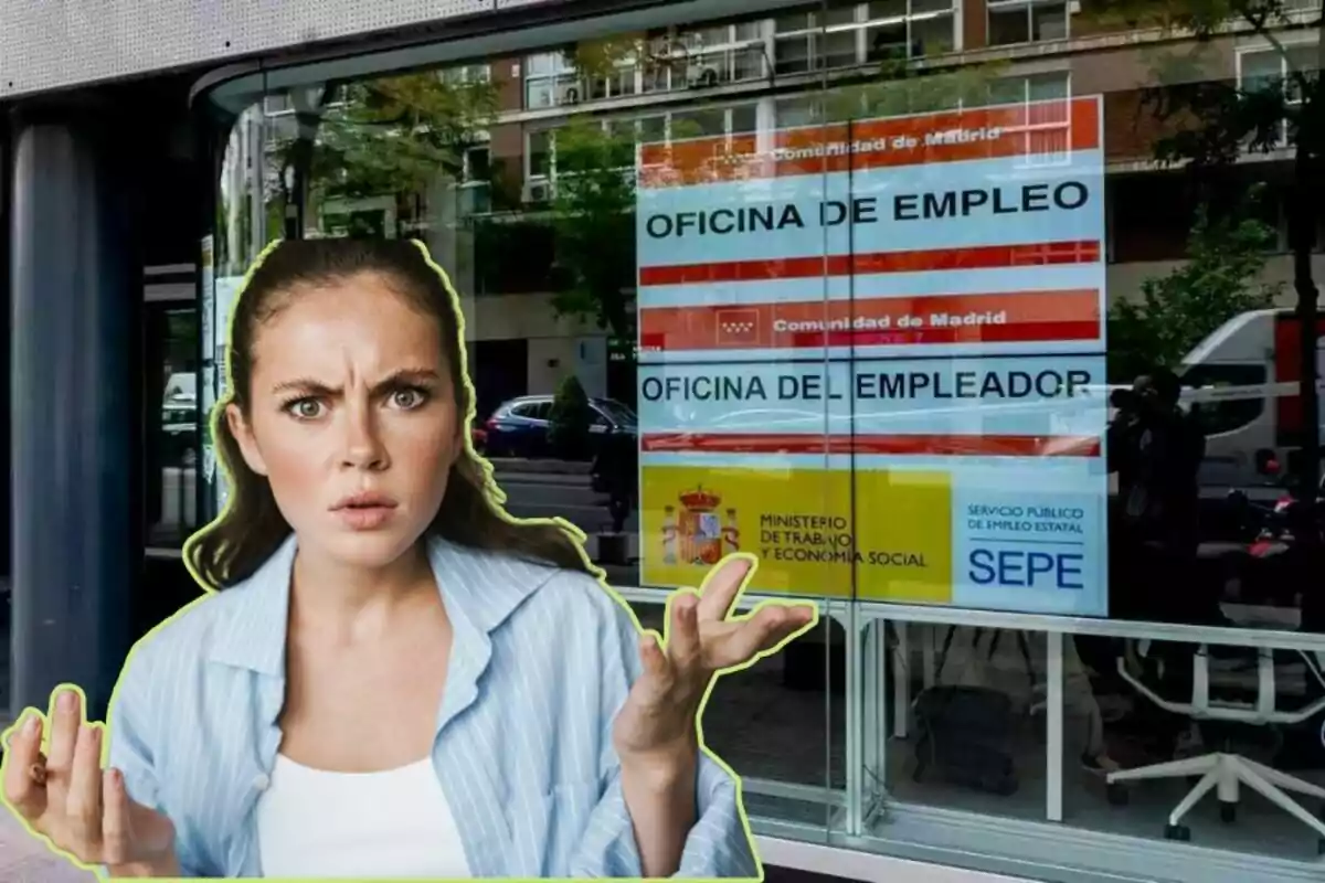 Una mujer con expresión de confusión frente a una oficina de empleo de la Comunidad de Madrid.