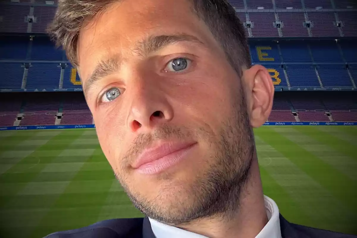 Sergi Roberto posando para un selfie con el Camp Nou de fondo