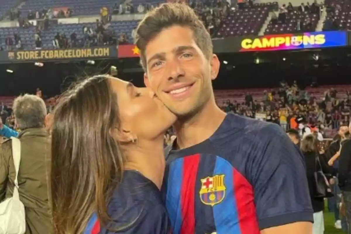 Sergio ROberto y su mujer, Coral Simanovich celebrando el titulo de Liga del FCBarcelona en mayo de 2023