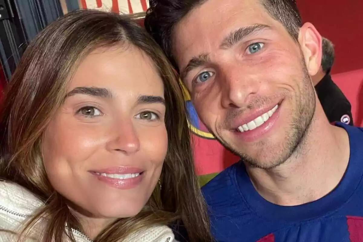 Sergi Roberto y Coral Simanovich posando juntos en una fotografía tipo selfie