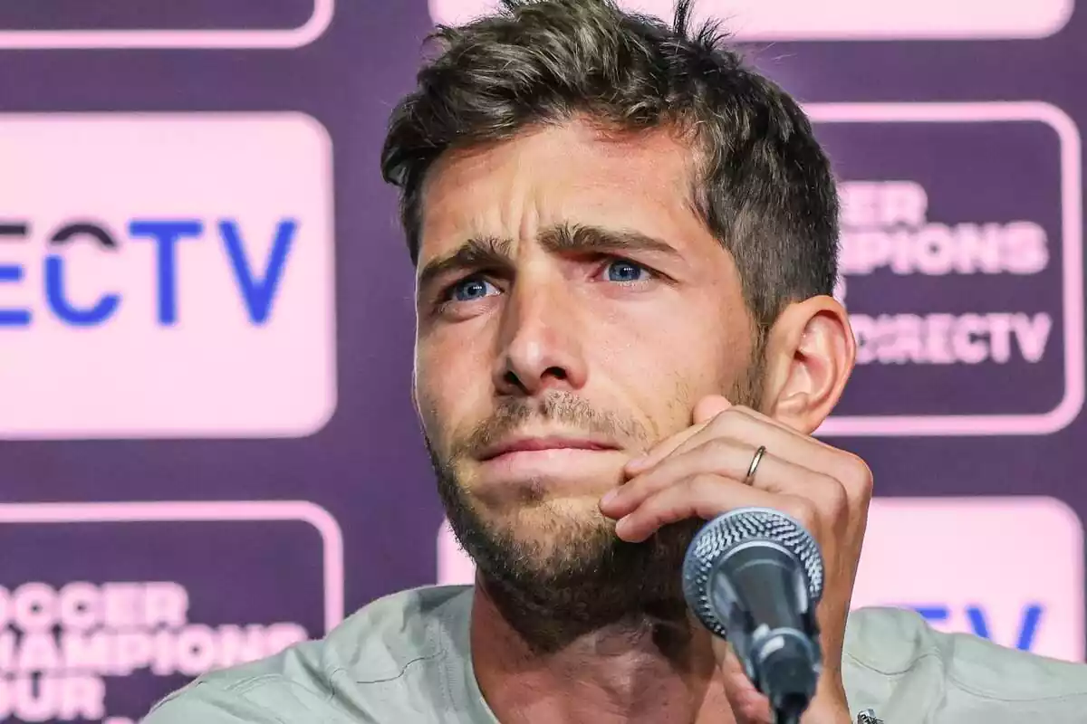 Sergi Roberto en sala de prensa con un fondo rosa