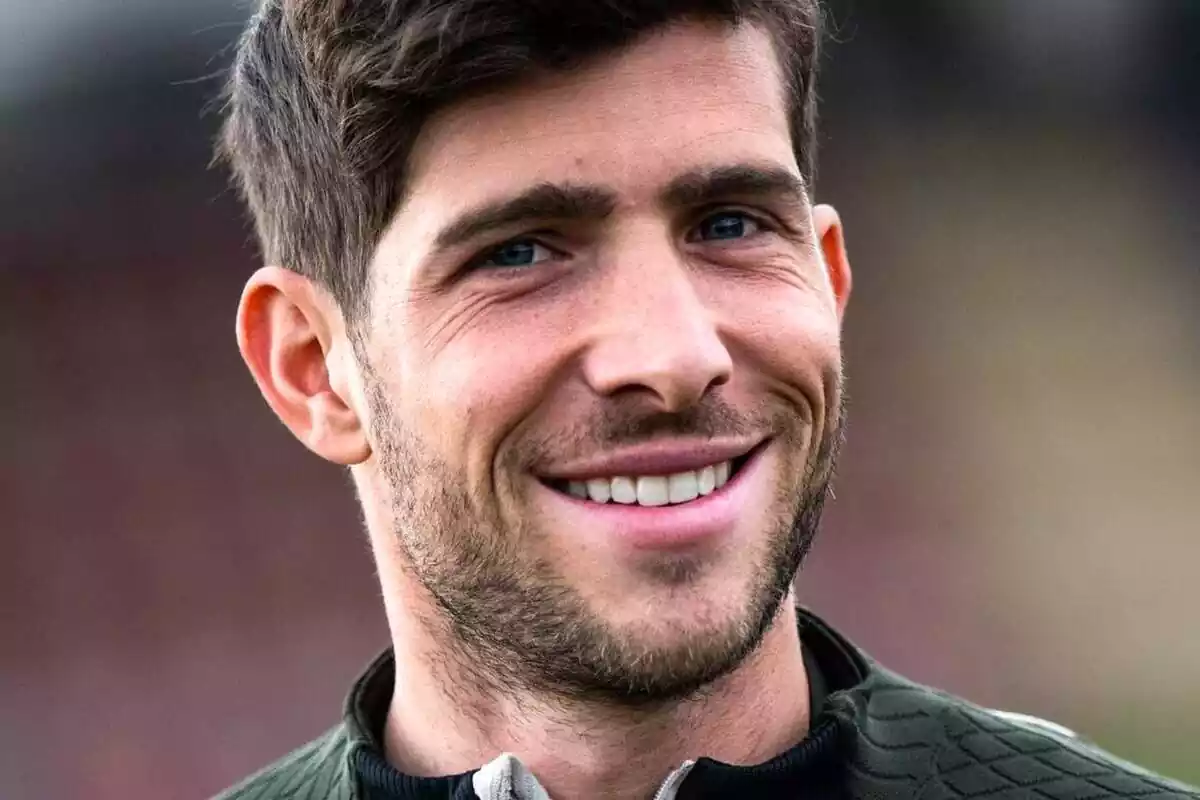 Sergi Roberto con una gran sonrisa mirando a cámara