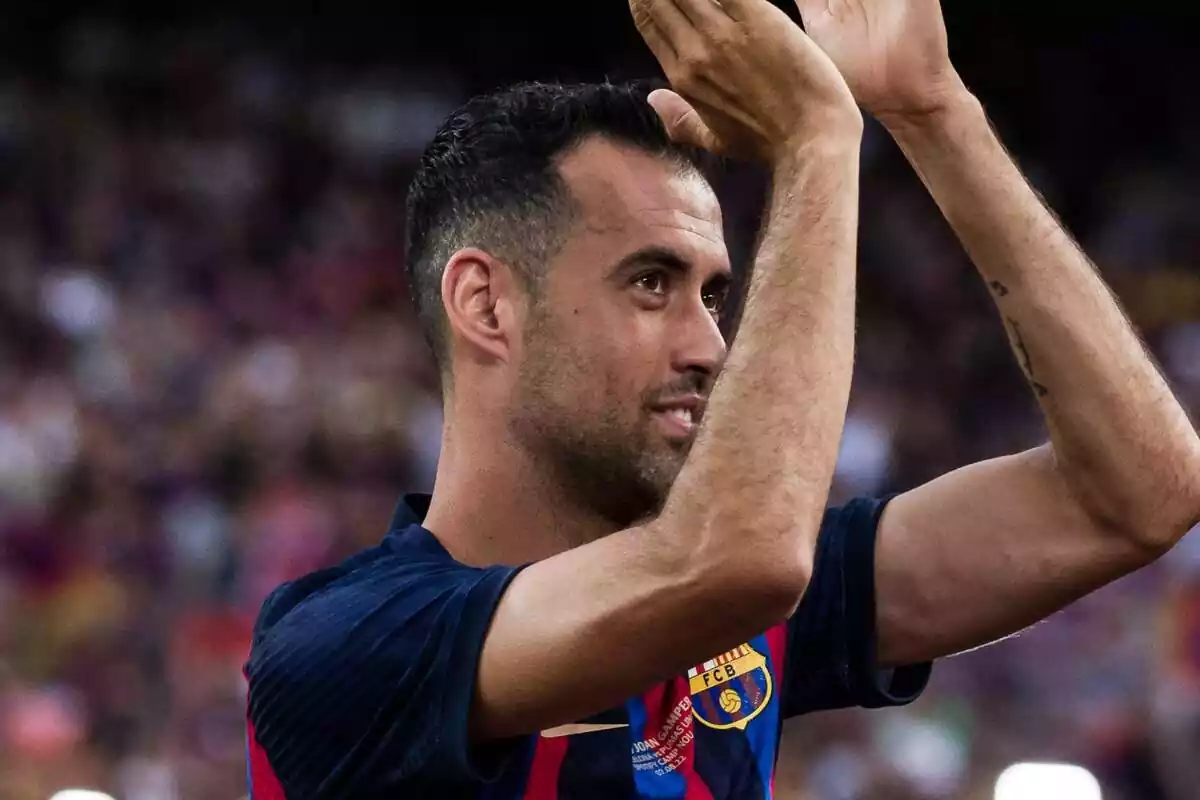 Sergio Busquets foto primer plano mientras aplaude