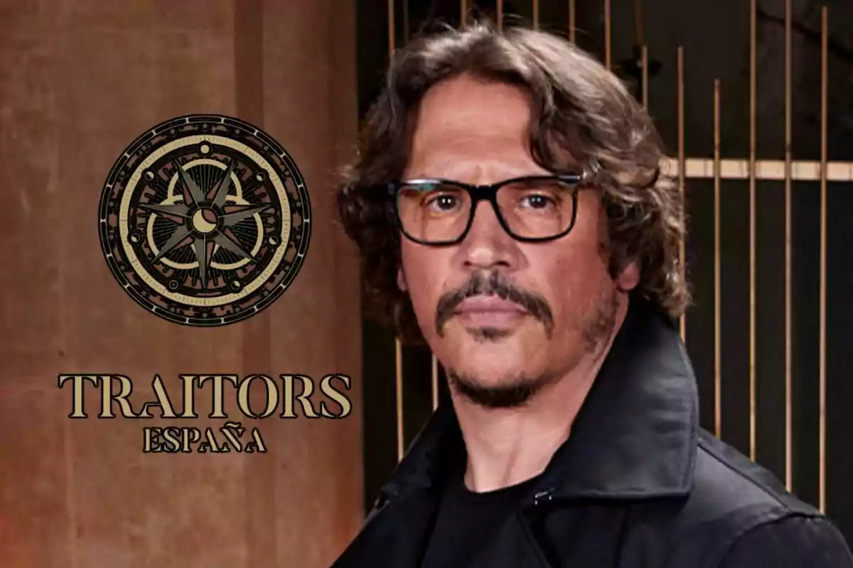 Sergio Peris Mencheta con gafas y barba aparece frente a un fondo oscuro junto al logo de "Traitors España".