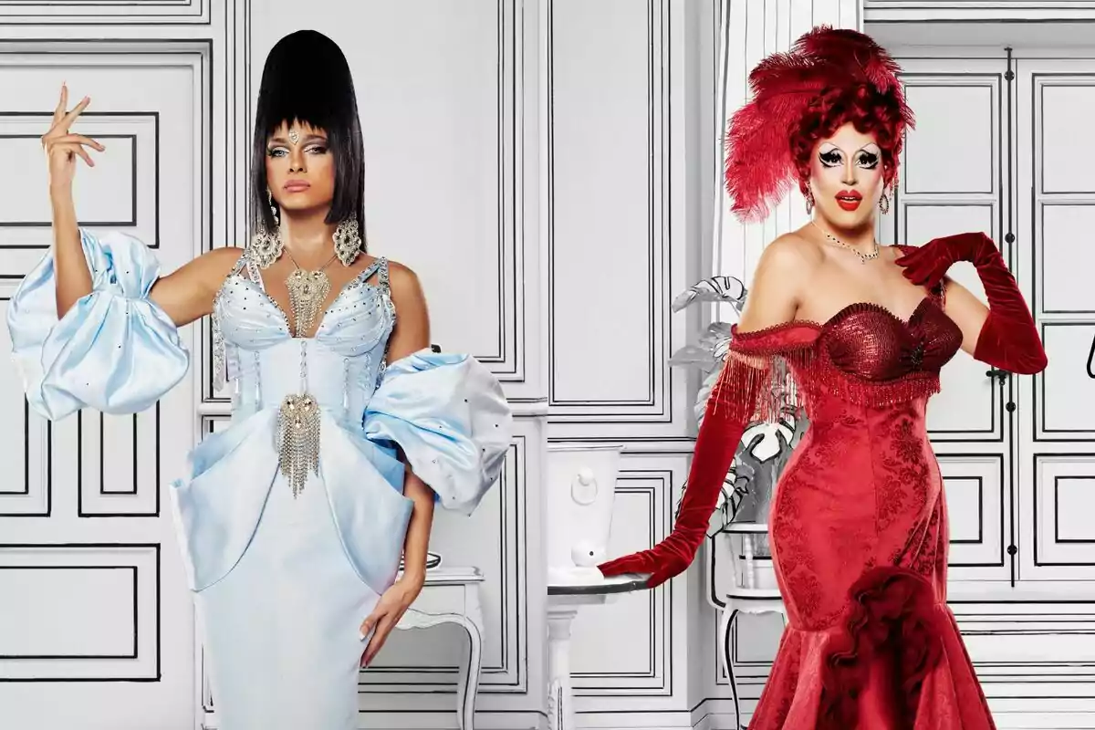 Shani Lasanta y Vampirashian posando con elaborados trajes de gala, una con un vestido azul claro y la otra con un vestido rojo en Drag Race