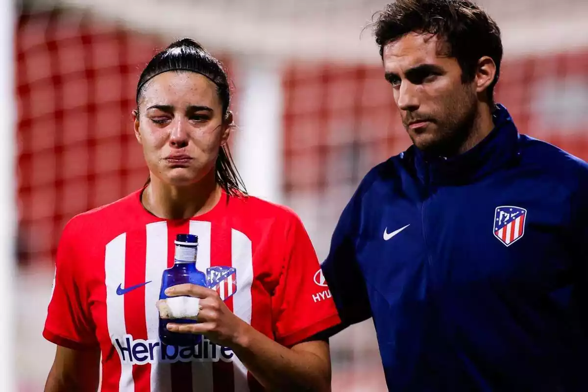 Sheila Guijarro llorando con una botella de agua en la mano tras recibir un codazo en el partido frente al Real Madrid