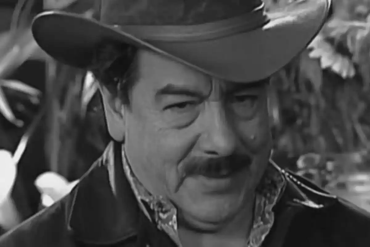 Fotografía de Sigifredo Vega con sombrero y bigote en una imagen en blanco y negro.