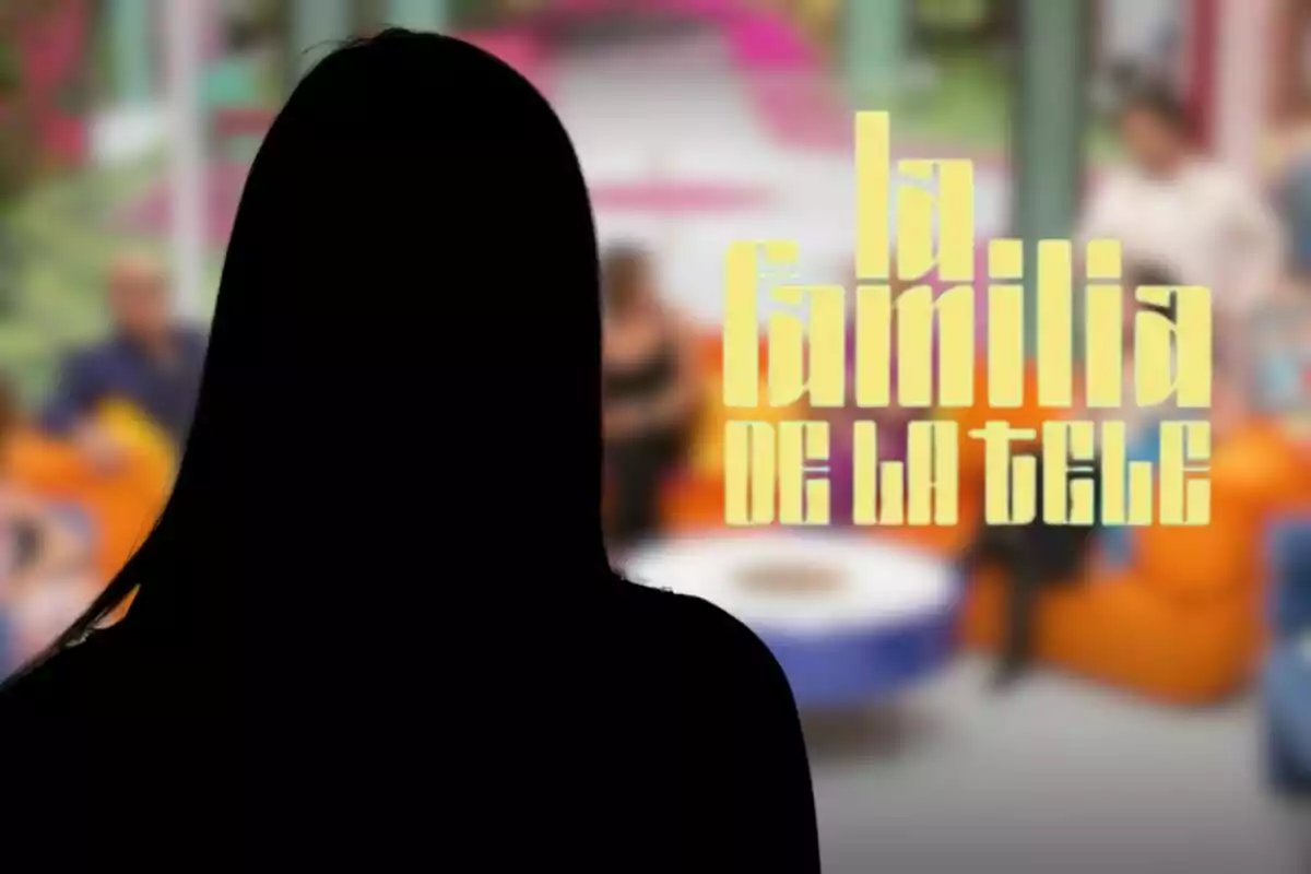 Una silueta negra de Alba Carrillo se encuentra frente a un fondo colorido y desenfocado con el texto "La familia de la tele" en letras grandes y amarillas.