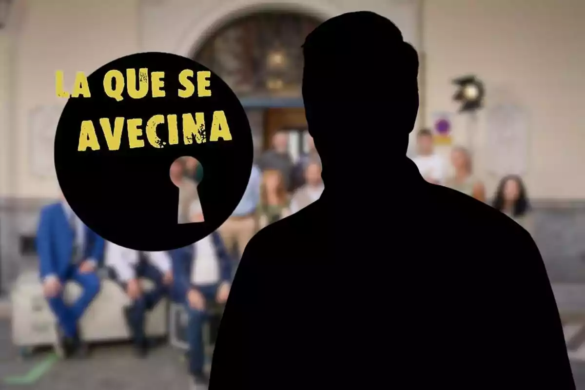 Imagen promocional de la serie "La que se avecina" con una silueta negra en primer plano y el logo de la serie en el fondo.