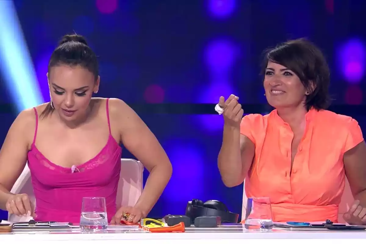 Sílvia Abril y Chenoa sentadas en el plató de 'Tu cara me suena' con rostro sonriente ejerciendo de jurado del concurso