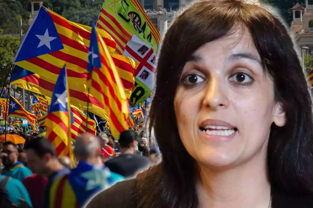 Montaje con un primer plano de Sílvia Orriols hablando y de fondo una imagen de una manifestación independentista con varias banderas esteladas