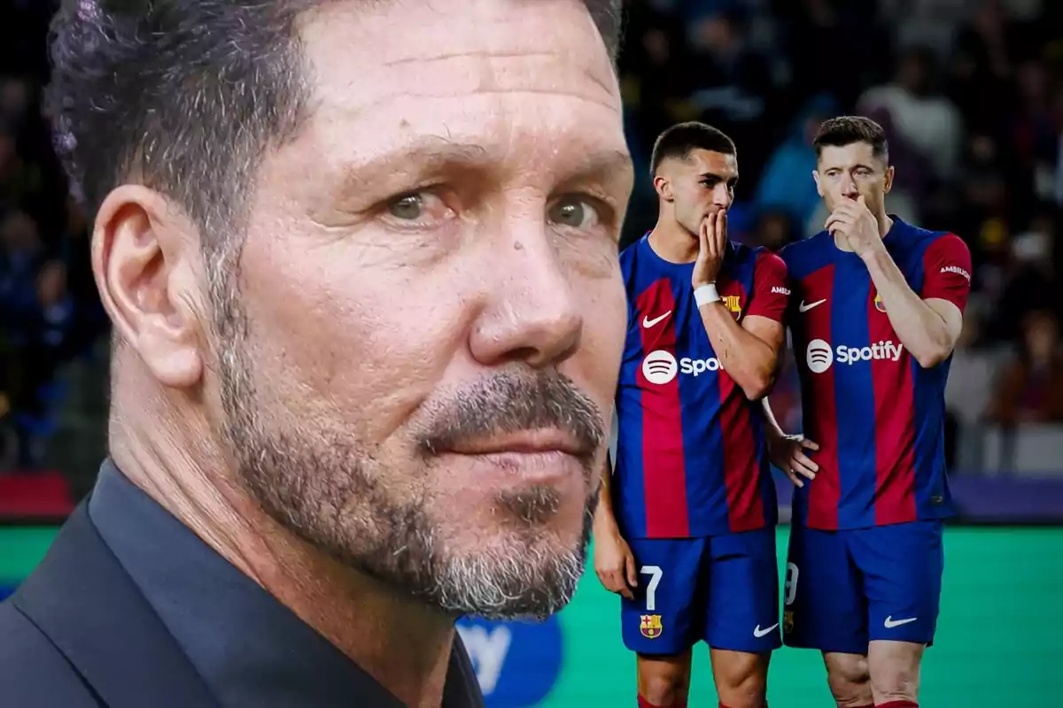 Un hombre con barba y cabello corto aparece en primer plano, mientras que en el fondo se ven dos jugadores de fútbol con uniformes del FC Barcelona conversando.