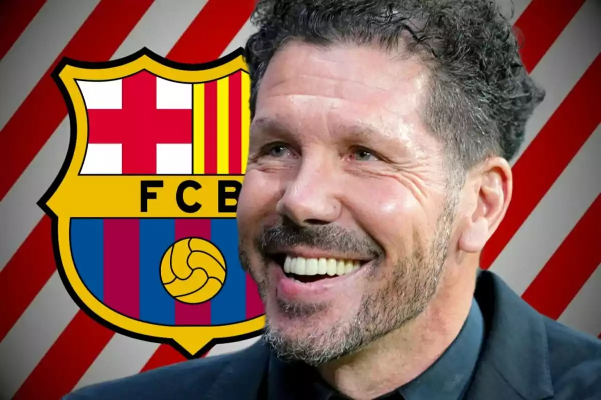 Hombre sonriendo con el escudo del FC Barcelona de fondo.