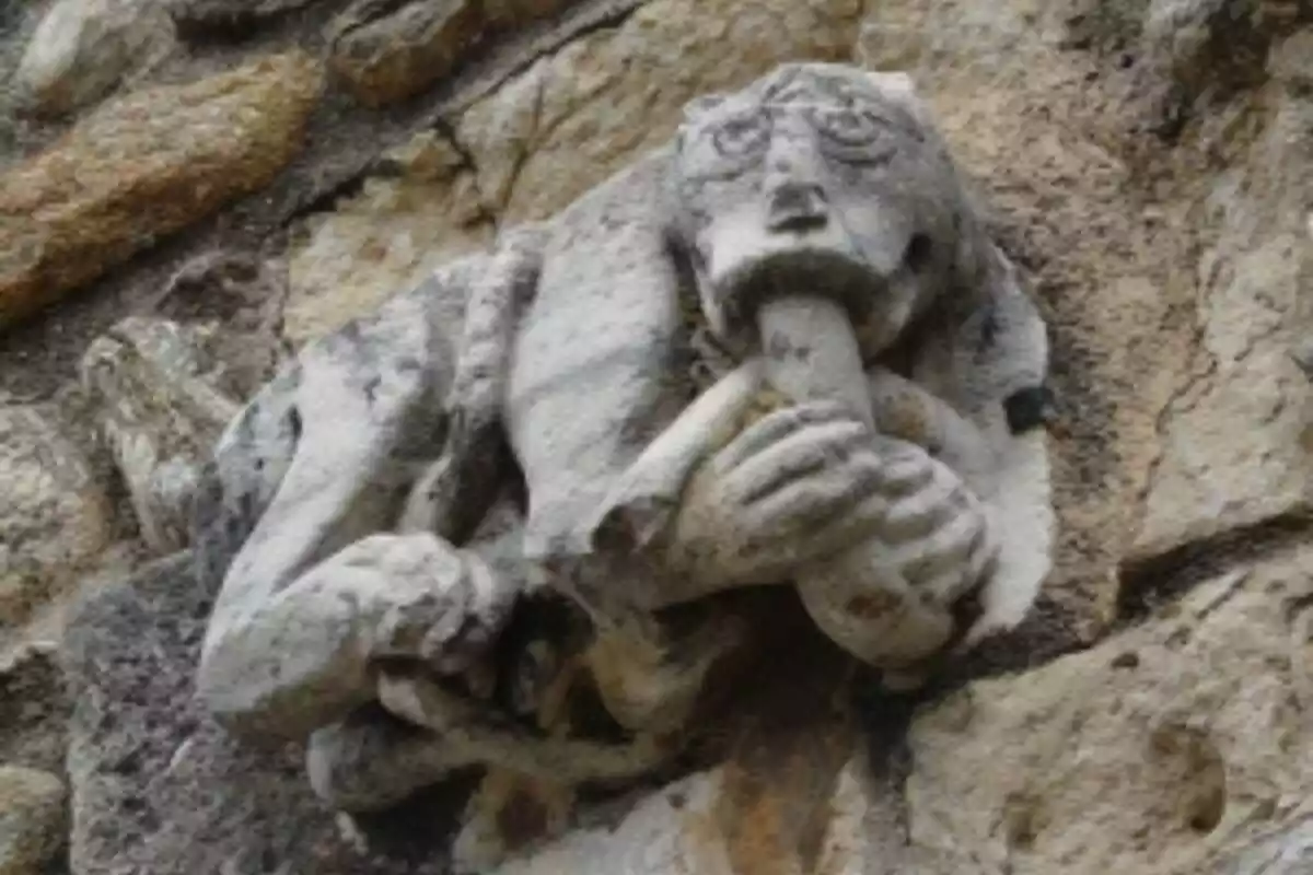 Escultura medieval ( siglo XII ) que representa a un Escultura medieval ( siglo XII ) que representa a un