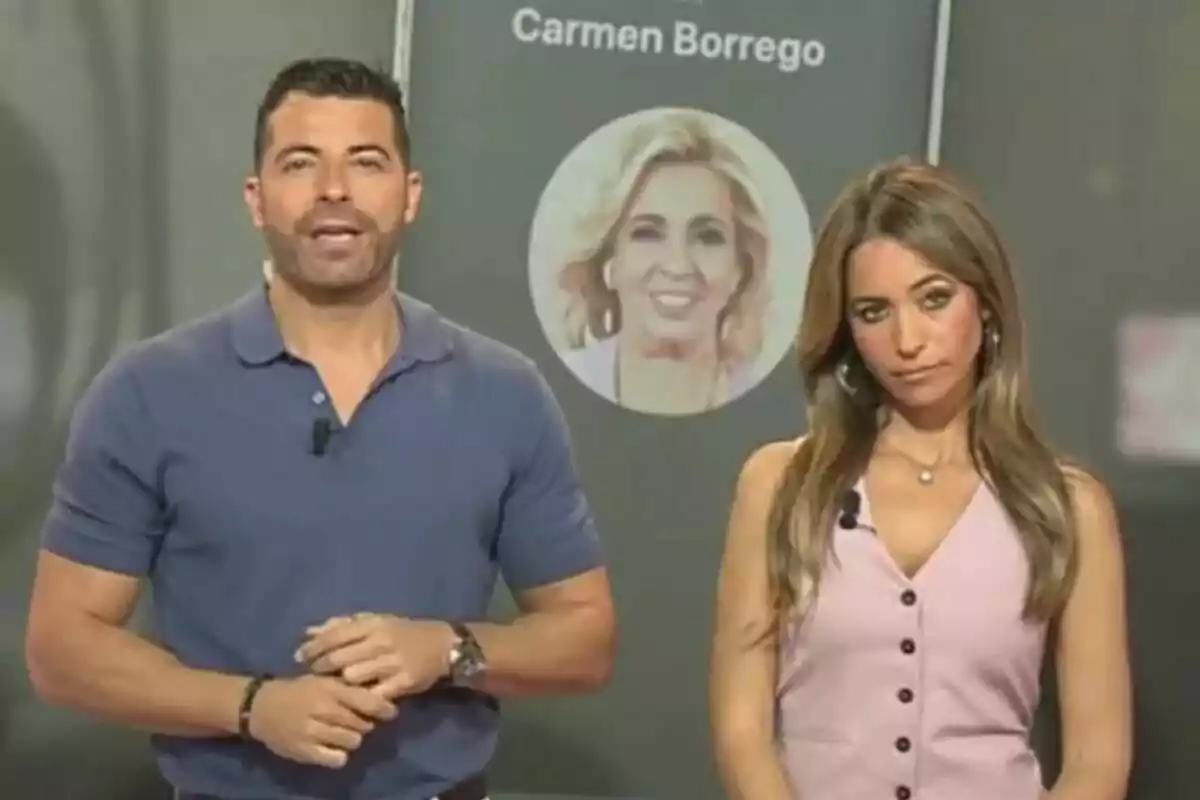 Antonio Santana y María Verdoy están de pie frente a la pantalla de Socialité que muestra la imagen de una mujer con el nombre "Carmen Borrego".