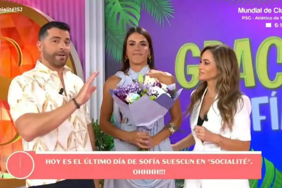 Antonio Santana, Sofía Suescun y María Verdoy personas en un set de Socialité colorido, una de ellas sostiene un ramo de flores y hay un mensaje en pantalla anunciando el último día de Sofía Suescun en el programa Socialité Antonio Santana, Sofía Suescun y María Verdoy personas en un set de Socialité colorido, una de ellas sostiene un ramo de flores y hay un mensaje en pantalla anunciando el último día de Sofía Suescun en el programa Socialité