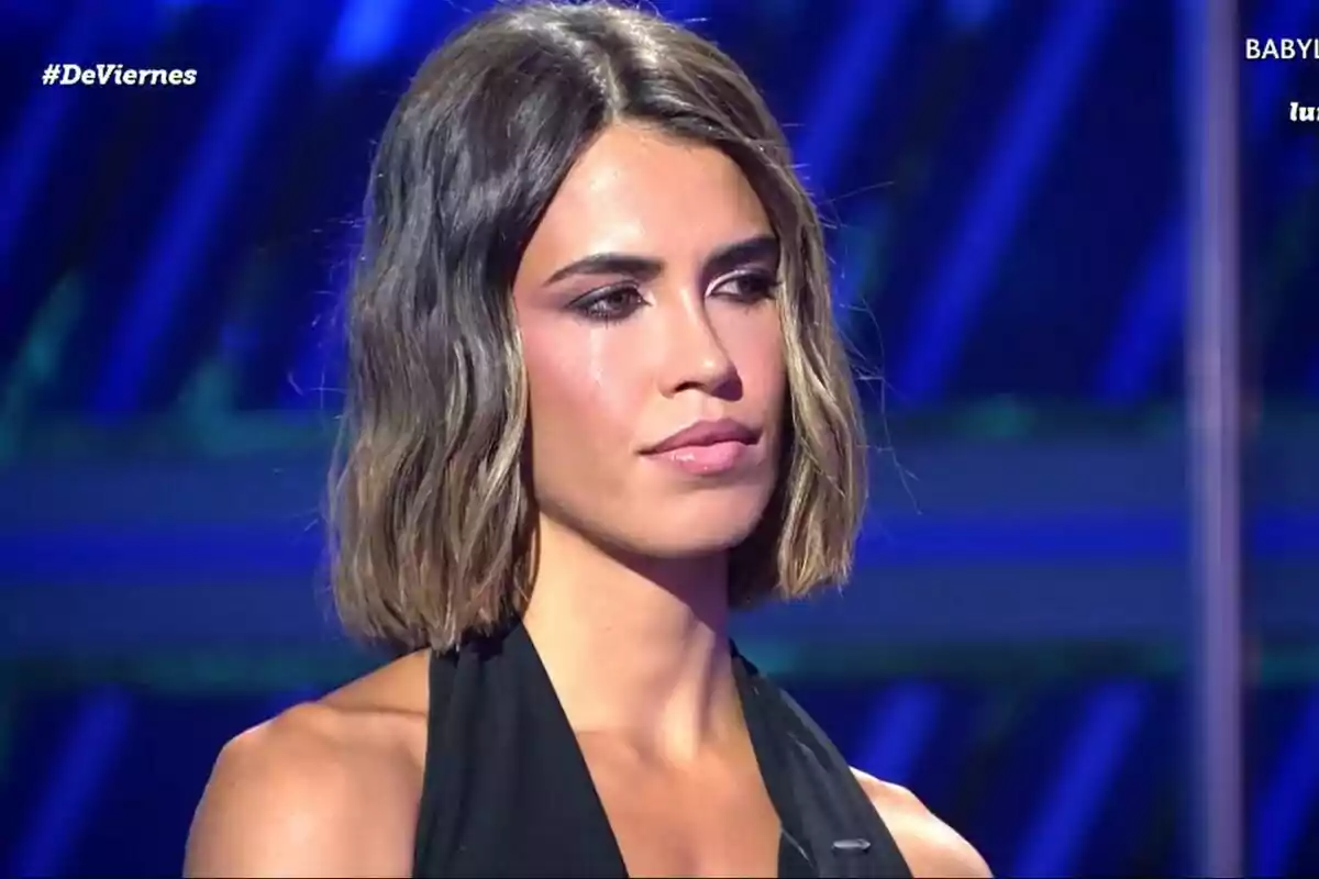 Captura de Sofía Suescun con cabello corto y ondulado, con una expresión seria y una lágrima en su mejilla, en un fondo azul en el plató de De Viernes