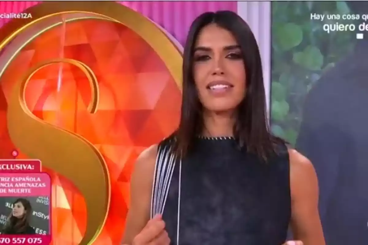 Sofía Suescun en el plató de 'Socialité', sonriendo y con un vestido negro sin mangas Sofía Suescun en el plató de 'Socialité', sonriendo y con un vestido negro sin mangas