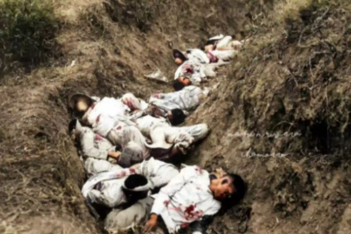 Un grupo de personas fallecidas yace en una zanja en un entorno natural. Un grupo de personas fallecidas yace en una zanja en un entorno natural.