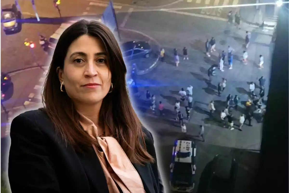 Una mujer con cabello oscuro y vestimenta formal aparece en primer plano, mientras que en el fondo se observa una escena nocturna en una calle con varias personas y un vehículo policial.