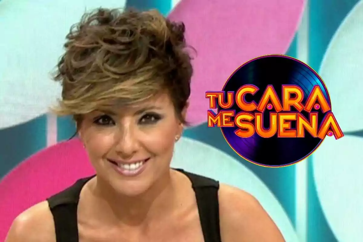 Sonsoles Ónega sonriente con cabello corto y rizado en Y ahora Sonsoles junto al logo del programa "Tu Cara Me Suena".
