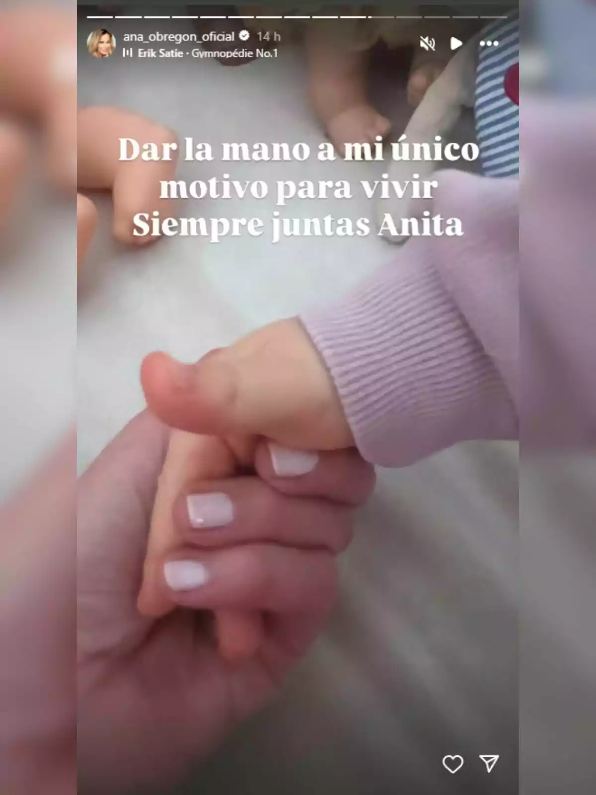 Una mano adulta sostiene la mano de un bebé, transmitiendo un mensaje de amor y unión. Una mano adulta sostiene la mano de un bebé, transmitiendo un mensaje de amor y unión.