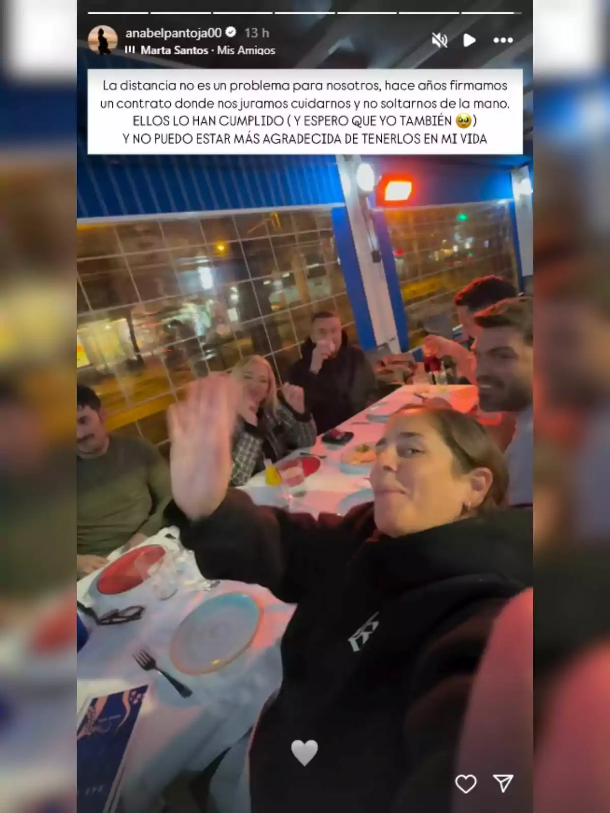 Un grupo de personas está sentado alrededor de una mesa en un restaurante, disfrutando de una reunión amistosa. Anabel Pantoja en primer plano está tomando una selfie, capturando el momento con una expresión alegre. La mesa está preparada con platos y vasos, y el ambiente parece ser relajado y acogedor. Un grupo de personas está sentado alrededor de una mesa en un restaurante, disfrutando de una reunión amistosa. Anabel Pantoja en primer plano está tomando una selfie, capturando el momento con una expresión alegre. La mesa está preparada con platos y vasos, y el ambiente parece ser relajado y acogedor.