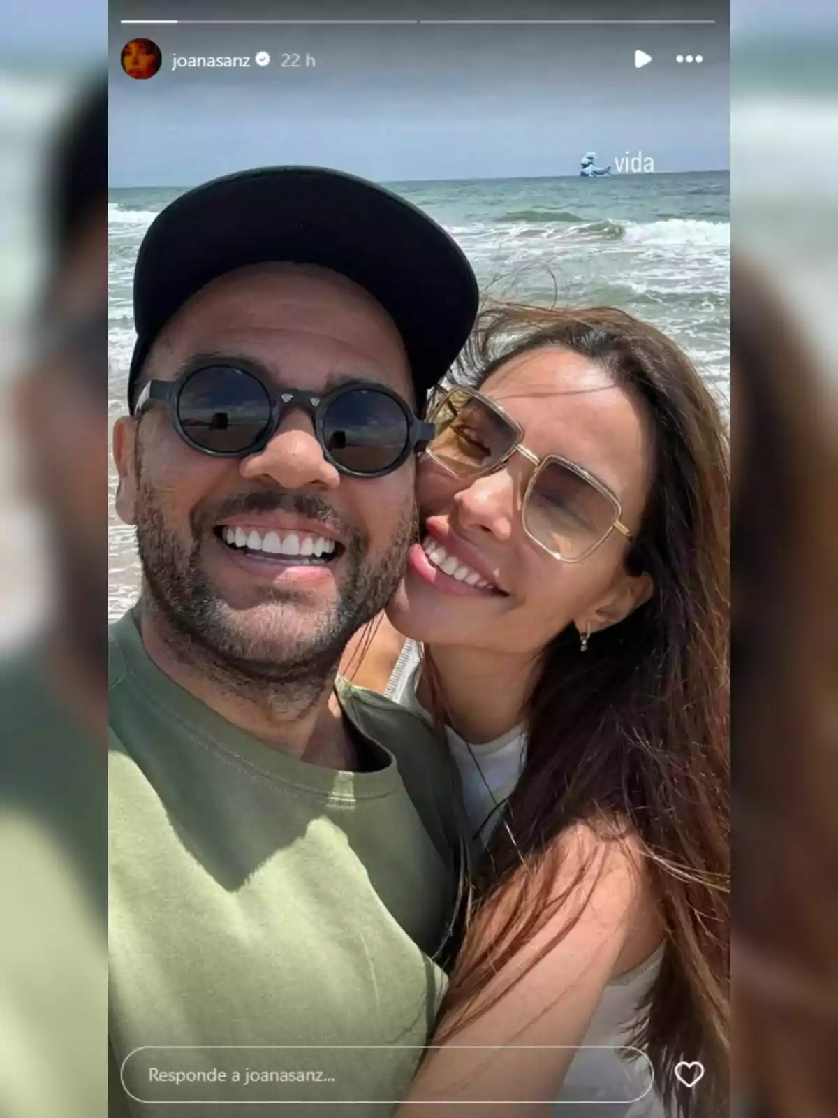 Dani Alves y Joana Sanz sonriente se toma una selfie en la playa con el mar de fondo. Dani Alves y Joana Sanz sonriente se toma una selfie en la playa con el mar de fondo.