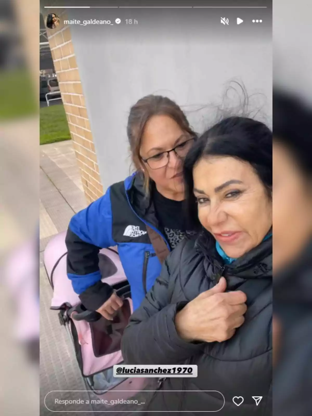 Maite Galdeano y otra mujer posan juntas al aire libre, una de ellas lleva una chaqueta azul y gafas, mientras que la otra viste una chaqueta negra y sonríe a la cámara. Maite Galdeano y otra mujer posan juntas al aire libre, una de ellas lleva una chaqueta azul y gafas, mientras que la otra viste una chaqueta negra y sonríe a la cámara.