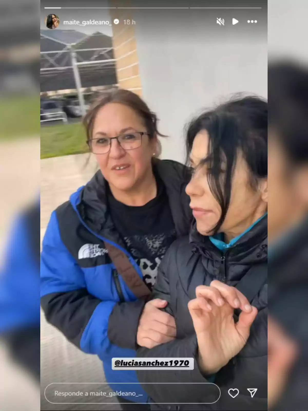 Maite Galdeano y otra mujer están posando juntas al aire libre, ambas llevan chaquetas abrigadas y parecen estar disfrutando de un momento compartido. Maite Galdeano y otra mujer están posando juntas al aire libre, ambas llevan chaquetas abrigadas y parecen estar disfrutando de un momento compartido.